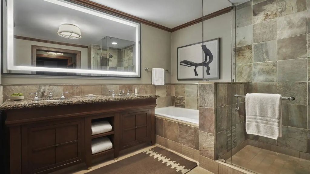 Luxuriöses Badezimmer mit Glasdusche und großer Badewanne