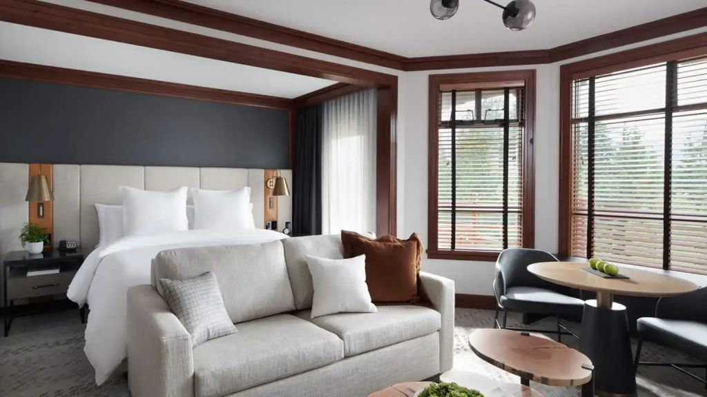Elegantes Mountain-View Zimmer mit Doppelbett und gemütlichem Sofa