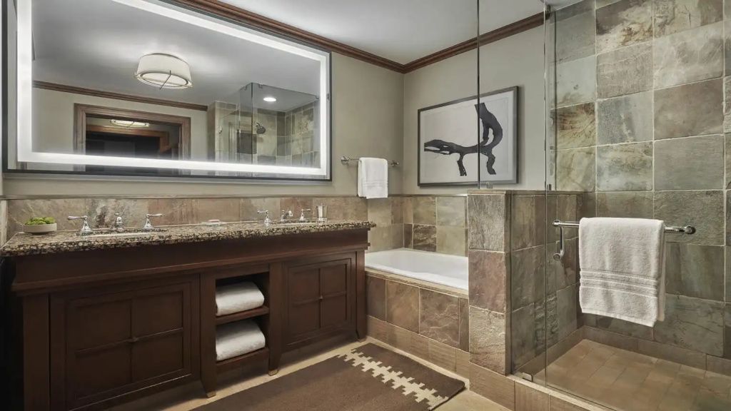 Modernes Resort-Badezimmer mit Dusche und Badewanne