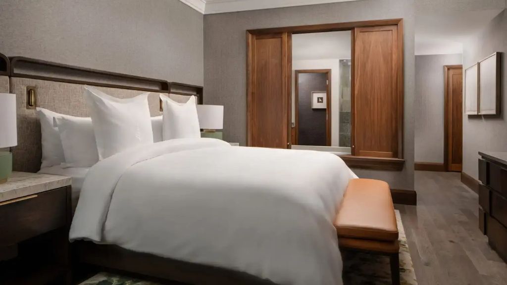 Gemütliches Schlafzimmer mit großem Bett und eleganter Bettbank