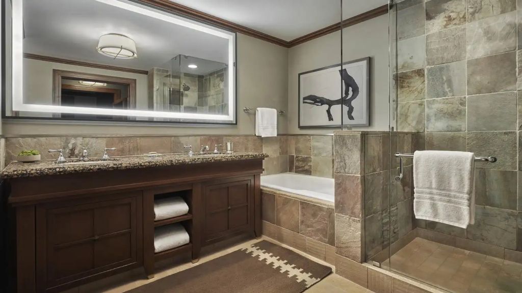 Modernes Badezimmer mit großer Badewanne und edelsteinverkleideten Wänden