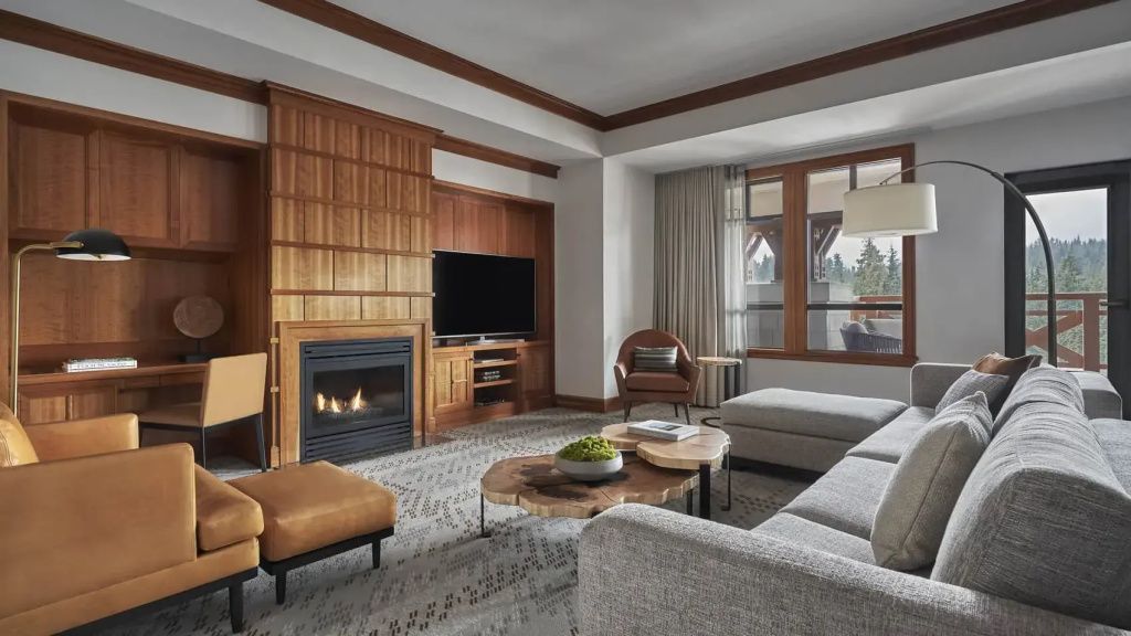 Elegantes Wohnzimmer mit Kamin im Four Seasons Resort Whistler Alpine Suite