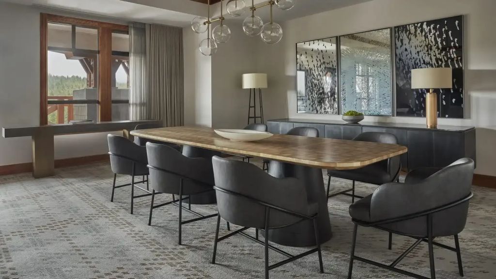 Luxuriöses Esszimmer mit großem Holztisch in der Alpine Suite