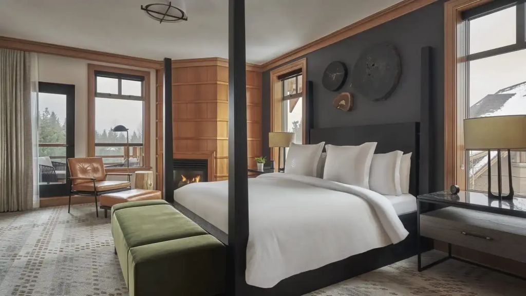 Luxuriöses Schlafzimmer mit Himmelbett und Kamin im Four Seasons Resort Whistler
