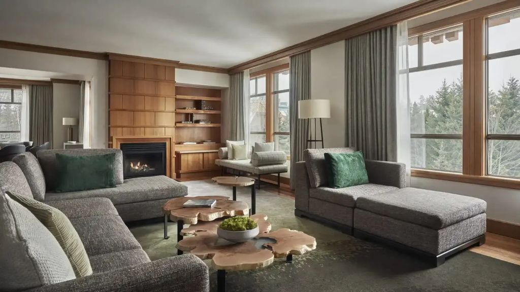 Helles Wohnzimmer mit Kamin und stilvollen Möbeln in der Blackcomb Suite