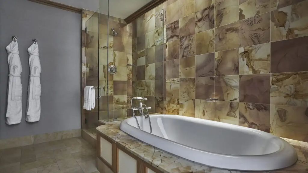Luxuriöses Badezimmer mit freistehender Badewanne und Marmorfliesen