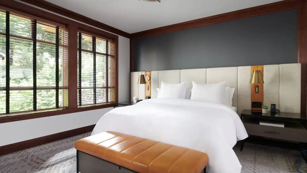 Luxuriöses Schlafzimmer mit großem Fenster und eleganten Akzenten