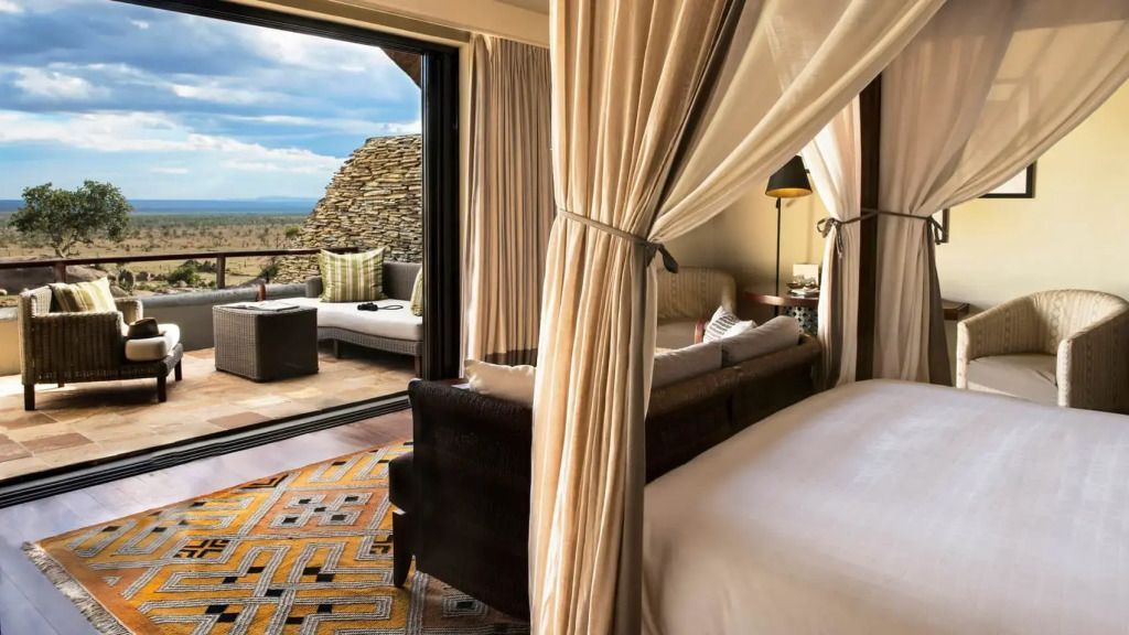 Elegantes Zimmer mit offenem Balkon und Blick auf die Savanne