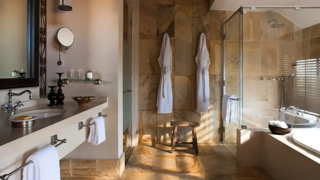 Luxuriöses Badezimmer mit Doppelwaschbecken und Regendusche