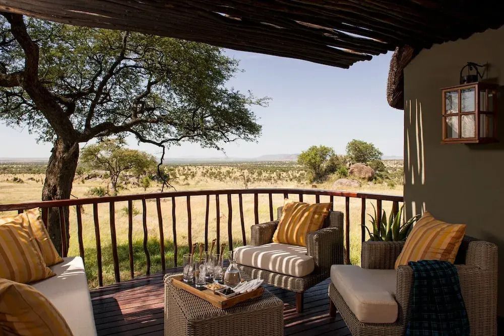 Terrasse mit Blick auf die afrikanische Savanne bei Four Seasons Safari Lodge Serengeti