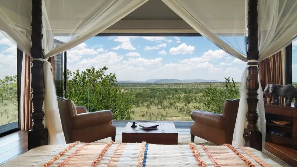 Panoramafenster mit atemberaubendem Blick auf die weiten Ebenen der Serengeti.