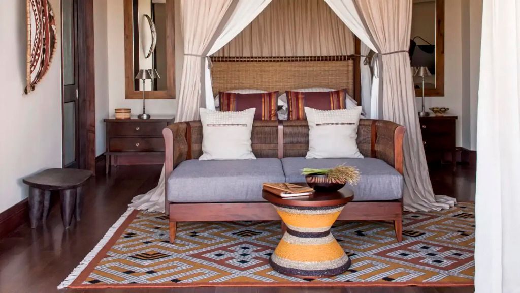Harmonische Sitzecke im Savannah Doppelzimmer mit Balkon am Four Seasons Serengeti