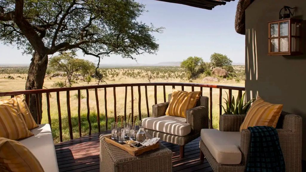 Veranda mit Ausblick auf die Savanne im Four Seasons Safari Lodge Serengeti