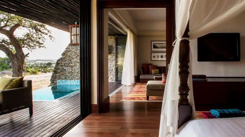 Luxuriöse Suite mit Blick auf einen privaten Pool und gemütlichem Sitzbereich