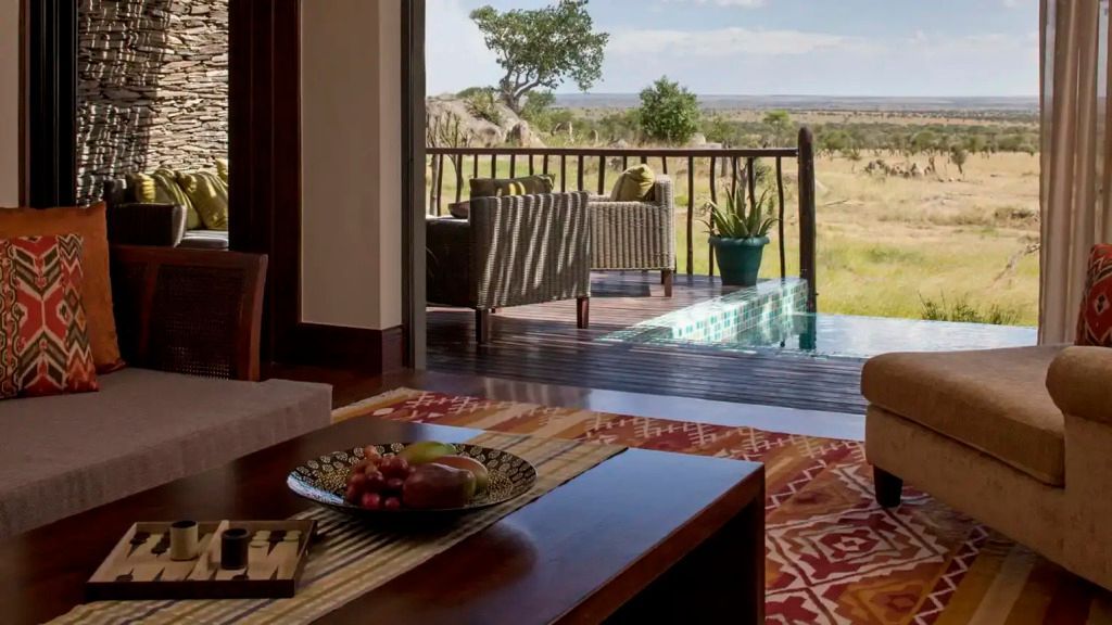 Terrasse mit bequemen Sitzgelegenheiten und Blick auf die Serengeti