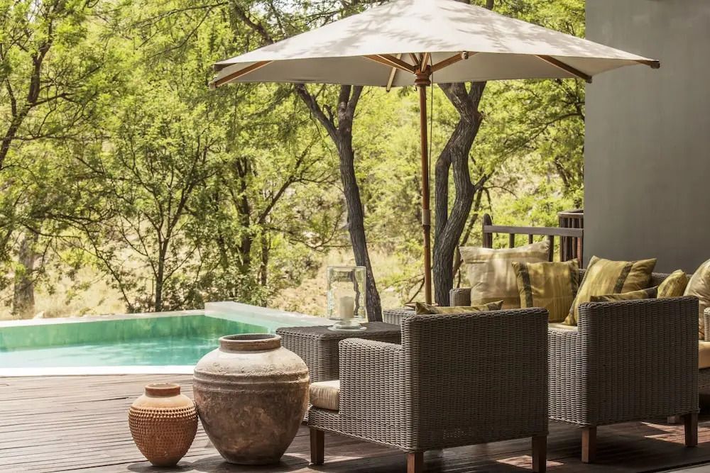 Privater Außenbereich mit Infinity-Pool und bequemen Sitzgelegenheiten