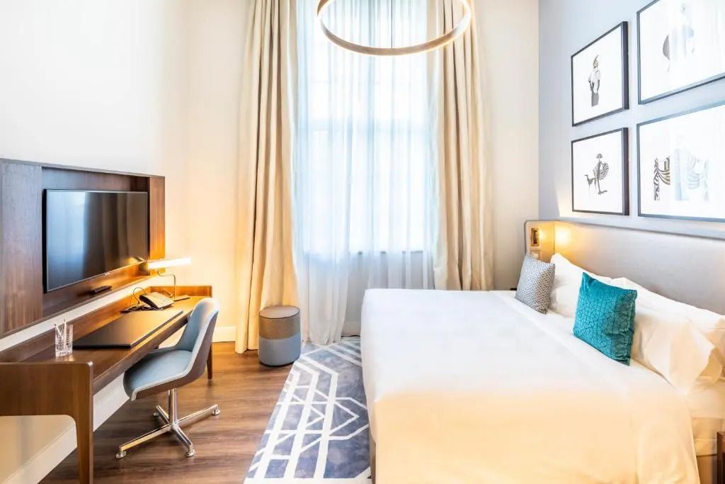 Deluxe Doppelzimmer im Fraser Suites Hamburg mit Tageslicht und Schreibtisch