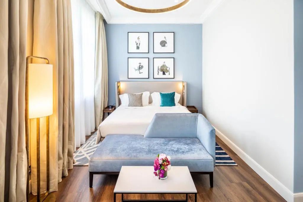 Helles Schlafzimmer in der Deluxe Suite mit edler Bettwäsche und Dekoration