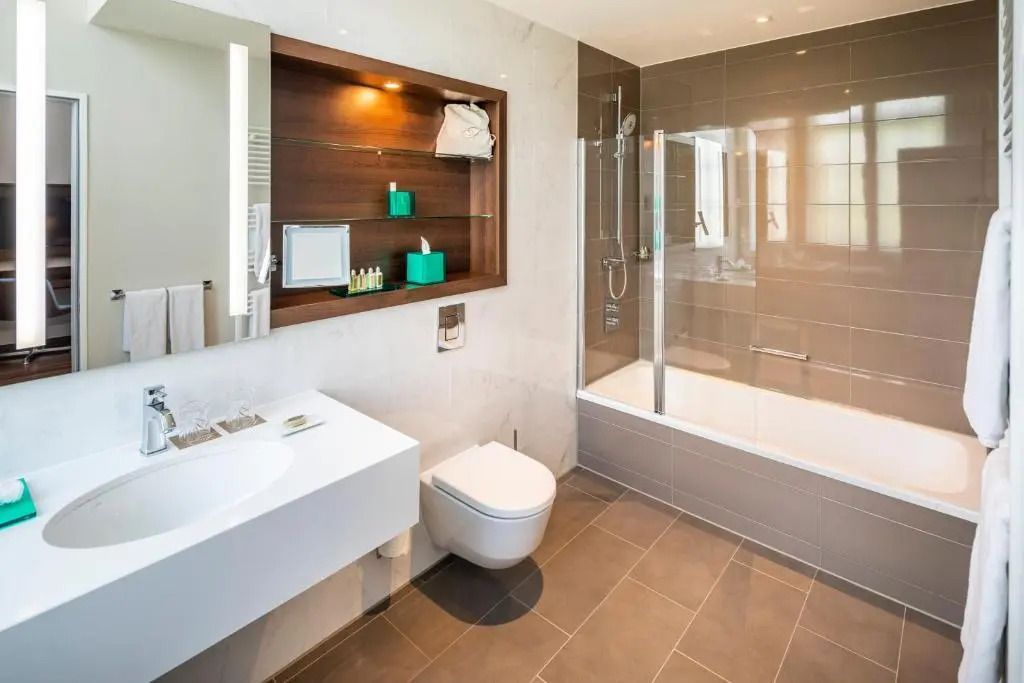 Luxuriöses Badezimmer mit Badewanne und moderner Ausstattung