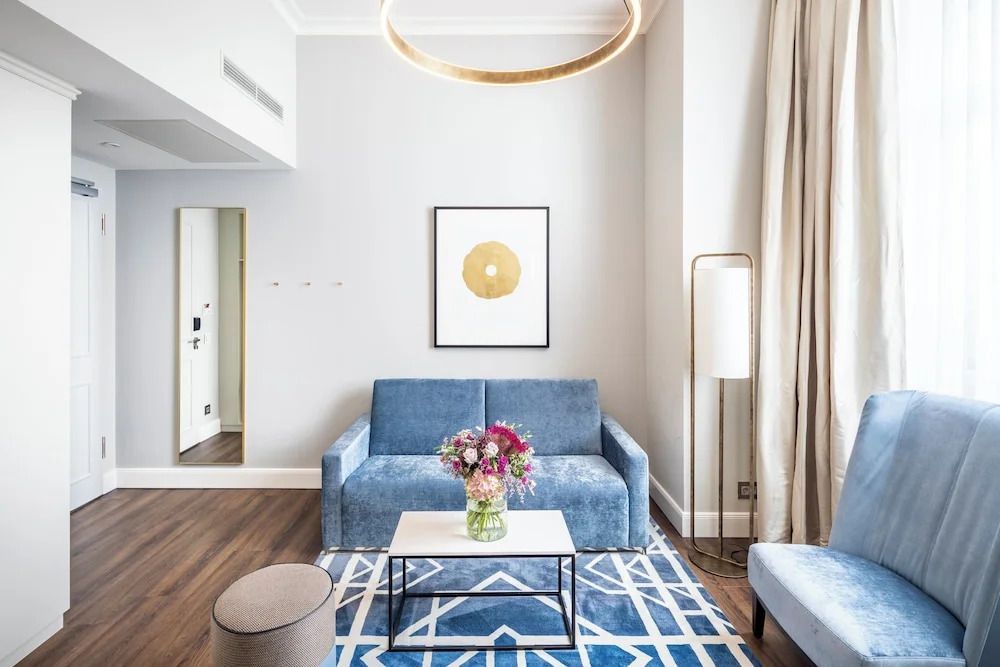 Moderner Wohnbereich mit Sofa und stilvoller Dekoration