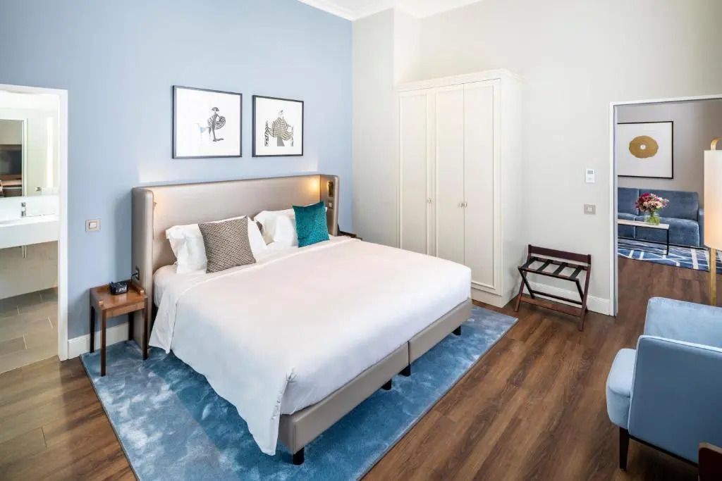 Elegantes Hotelzimmer mit großem Bett und stilvollem Interieur