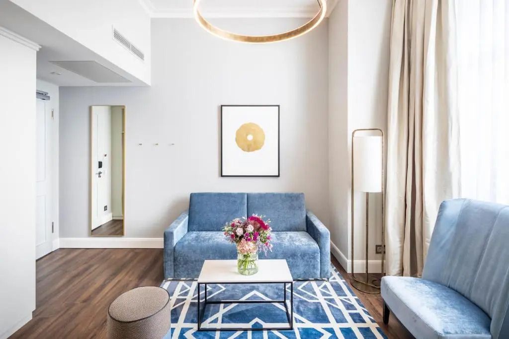 Helle Sitzecke mit blauem Sofa und modernem Dekor