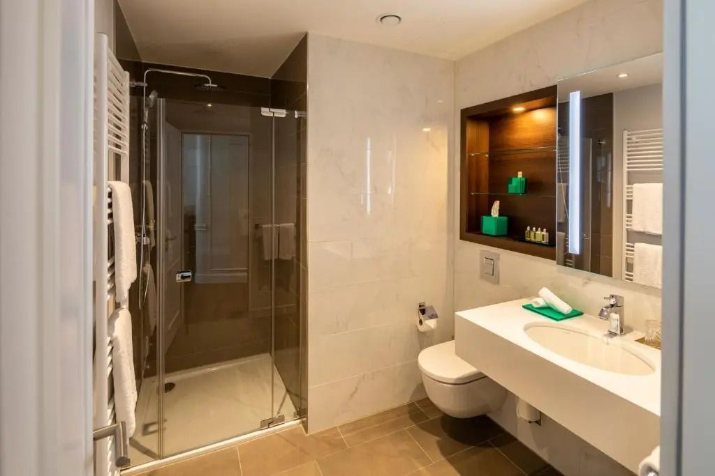 Modernes Badezimmer mit Glasdusche und eleganter Ausstattung