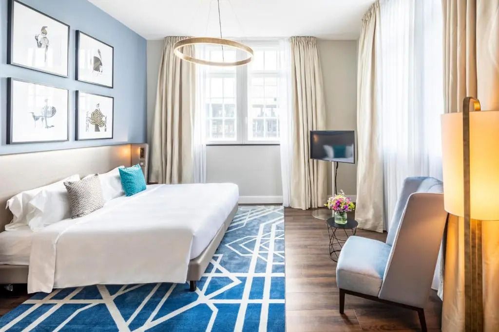 Elegantes Zimmerdesign mit großem Fenster und stilvollen Möbeln in Fraser Suites Hamburg.