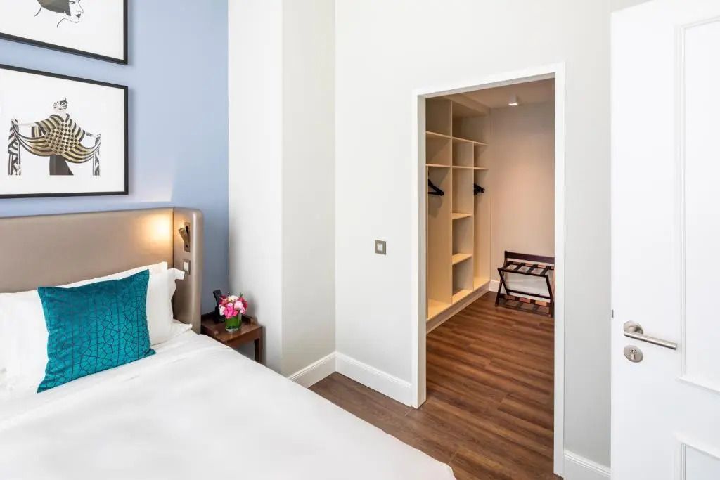 Großes Schlafzimmer mit angrenzendem offenen Kleiderschrank