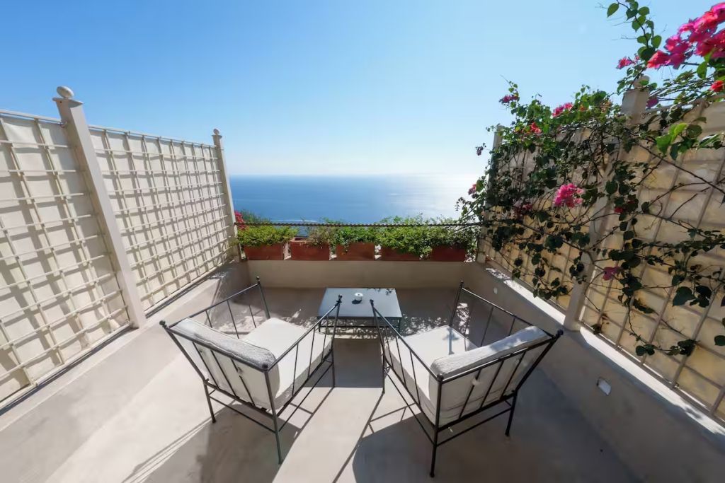 Private Terrasse mit Meerblick und eleganten Sitzmöbeln.