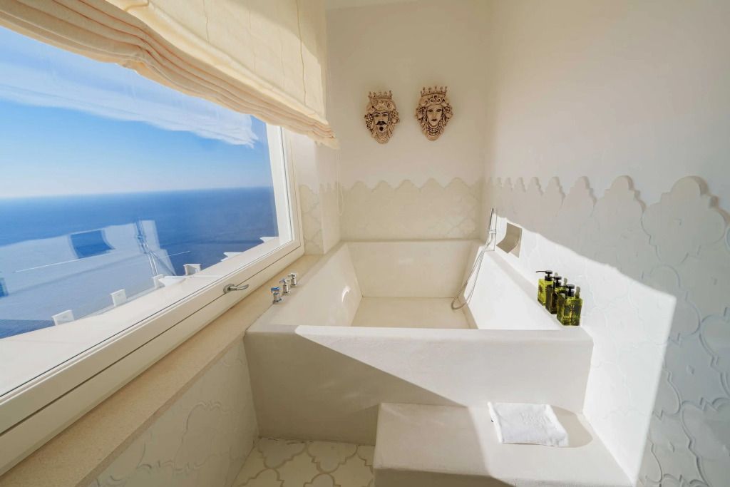 Luxuriöses Bad mit Meerblick in der Furore Corner Suite im Furore Grand Hotel