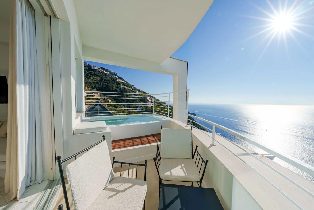 Privater Balkon mit atemberaubendem Meerblick und Sitzbereich im Furore Grand Hotel