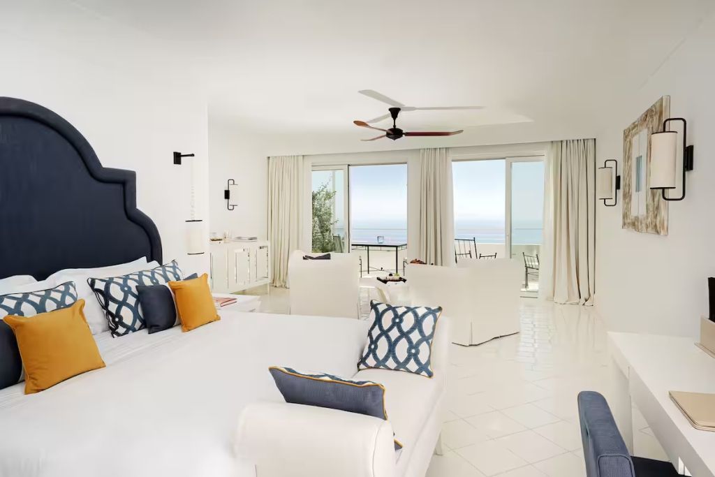 Elegantes Schlafzimmer mit Meerblick und modernen Akzenten
