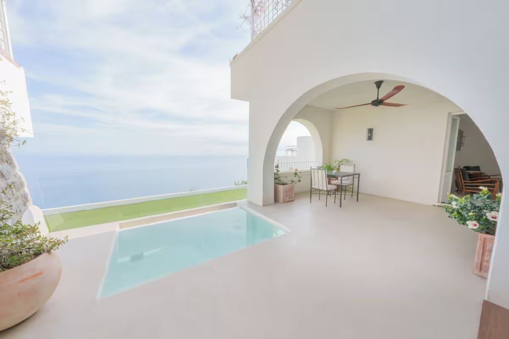 Private Terrasse mit kleinem Pool und Panoramablick über das Meer