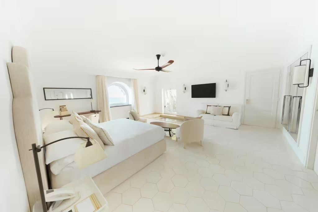 Elegantes Doppelzimmer mit großem Fenster und modernem Design