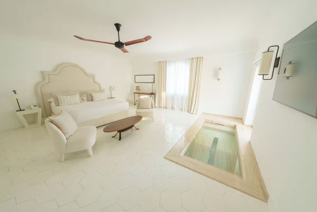 Helles Zimmer mit Doppelbett und privatem Indoor-Pool auf der Terrasse