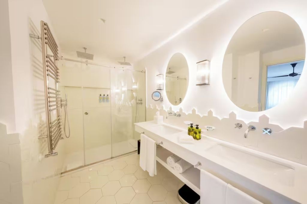 Modernes Badezimmer mit Doppelwaschbecken und großer Dusche