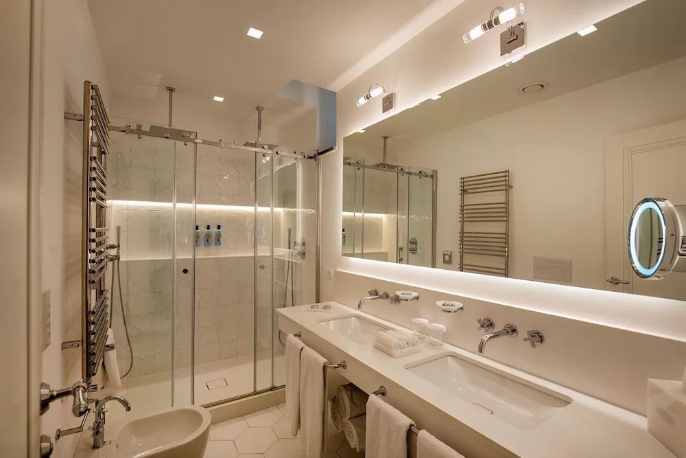 Modernes Badezimmer mit großer Glasdusche und Doppelwaschbecken in der Suite