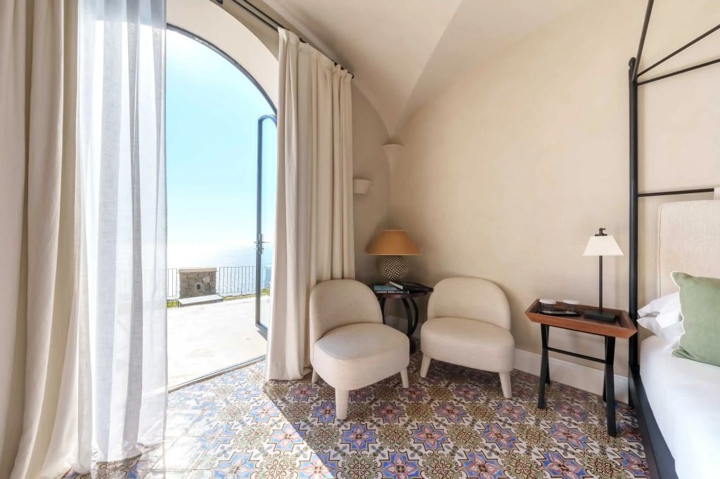 Gemütliche Sitzecke mit Meerblick durch große Fenster