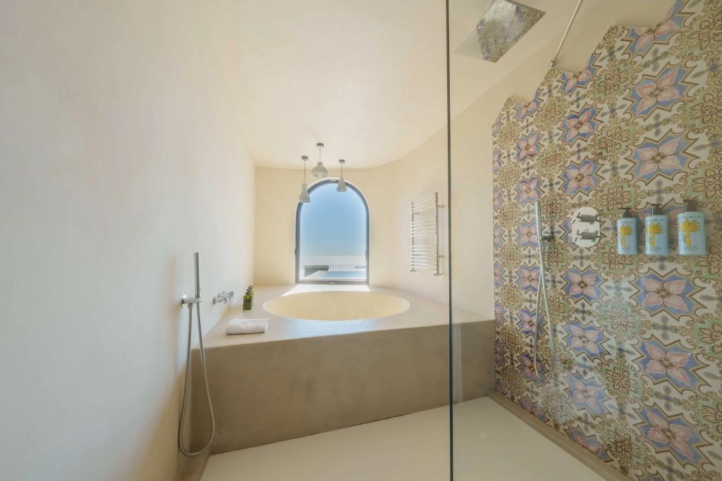 Modernes Badezimmer mit großer Badewanne und kunstvollen Fliesen
