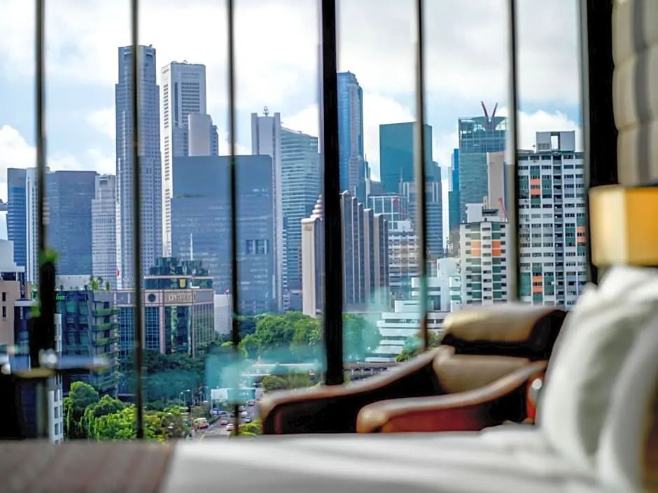 Panoramablick auf die Skyline von Singapur aus einem Hotelzimmer