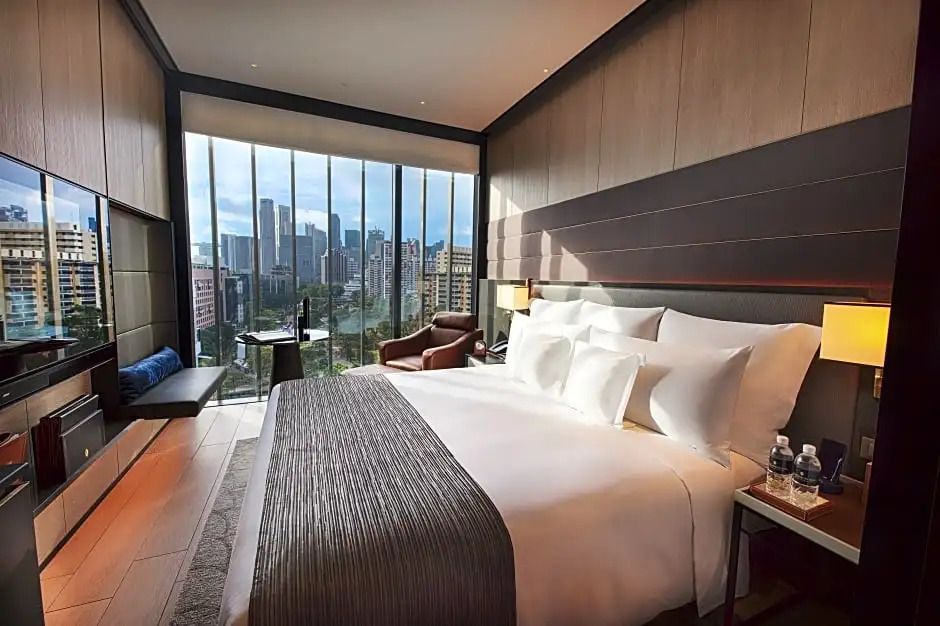 Deluxe Einzelzimmer mit großem Fenster und Stadtblick