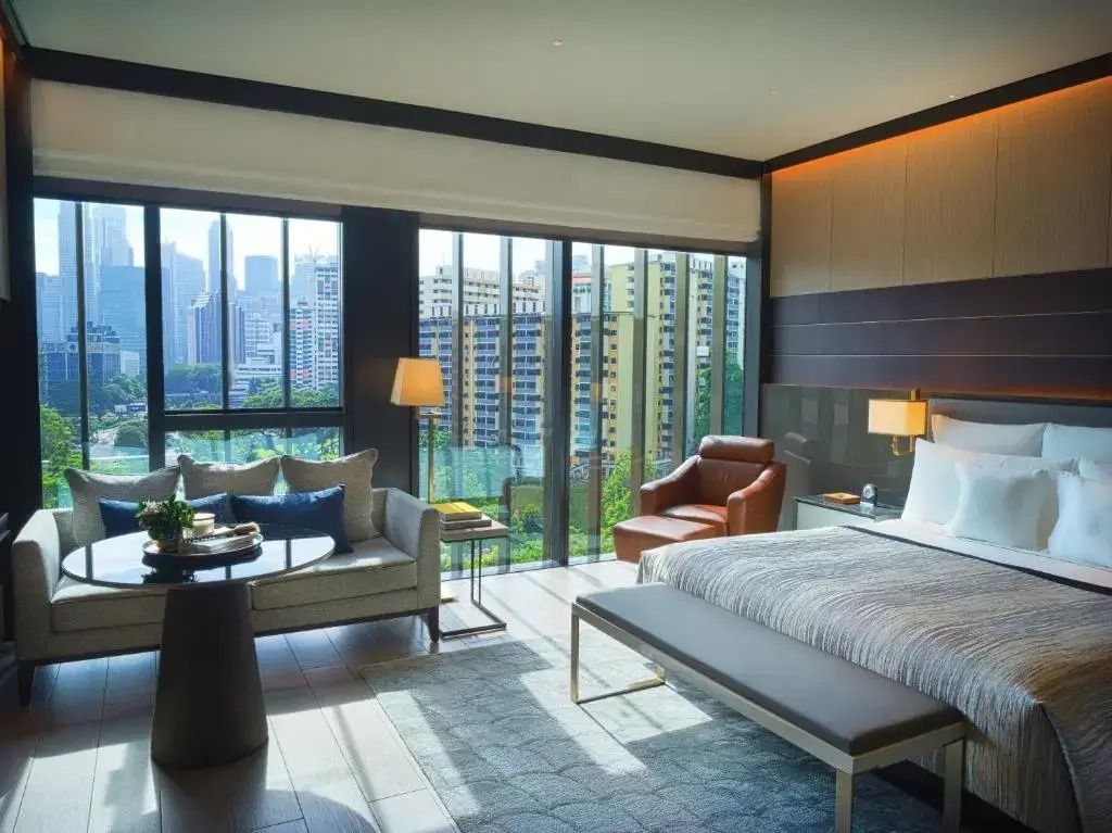 Helle Junior-Suite mit Flussblick und luxuriösem Interieur