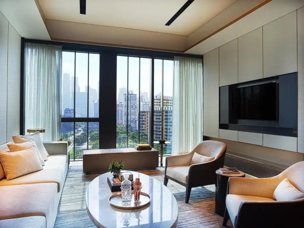 Penthouse-Wohnzimmer mit Blick auf Singapurs Skyline und stilvoller Einrichtung