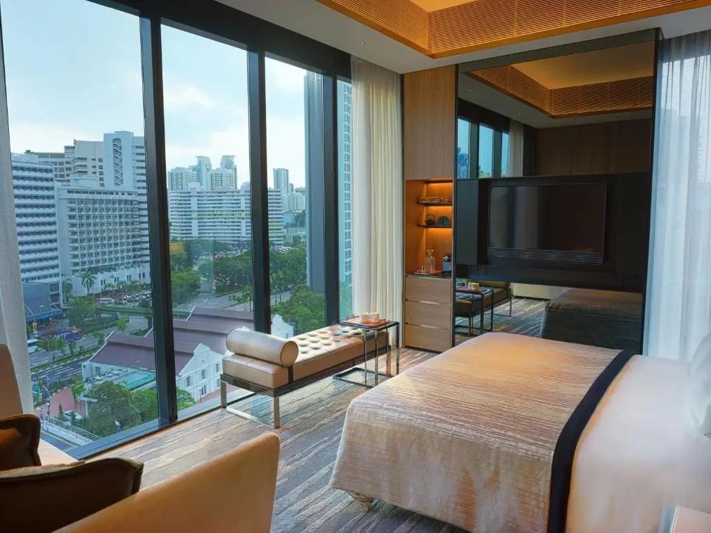 Penthouse-Schlafzimmer mit großem Fenster und Blick auf die Stadt