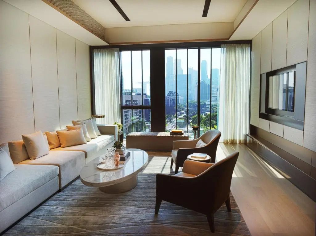 Geschmackvoll eingerichtetes Wohnzimmer im Penthouse mit Aussicht