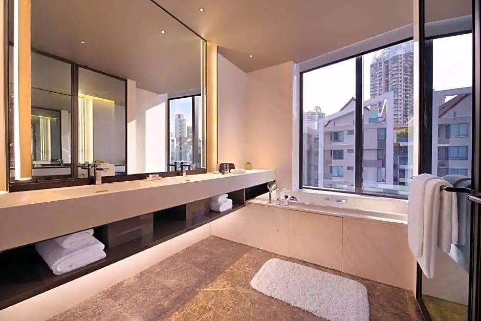 Luxuriöses Badezimmer mit großer Badewanne und Fenster