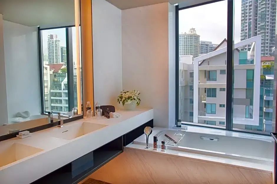 Elegantes Badezimmer mit Badewanne und Ausblick auf die Stadt in der Executive Suite.