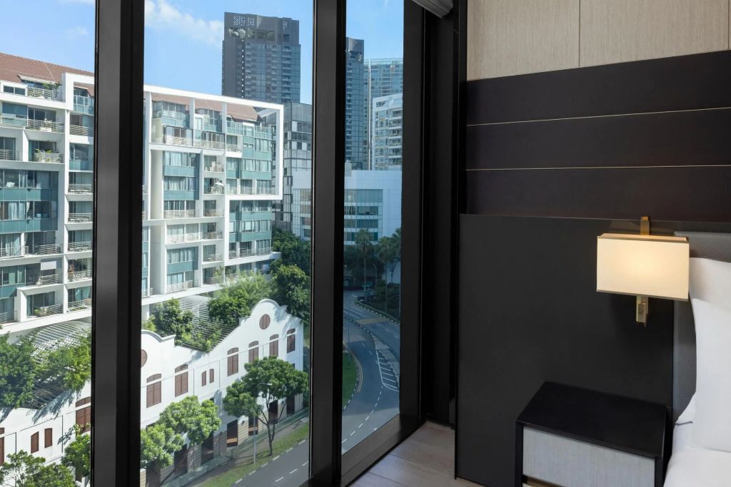 Aussicht aus dem Zimmer auf moderne Gebäude und grüne Straßen