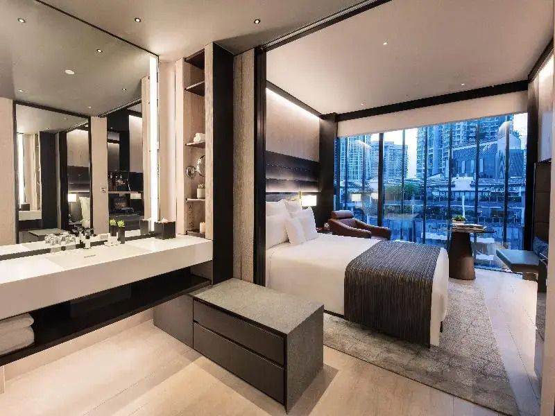 Luxuriöses Doppelzimmer mit großem Fenster und eleganter Einrichtung